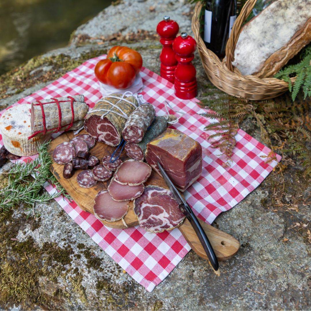 Guide Complet de la Charcuterie Corse | Origines, Produits, Conseils